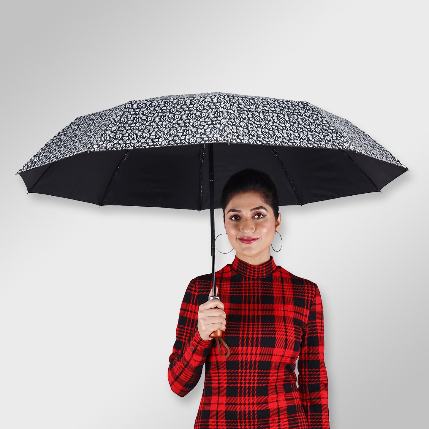 SARA (Mono-Black) | Automatic Open 4-Fold Umbrella – Elegant Handle & Floral Design