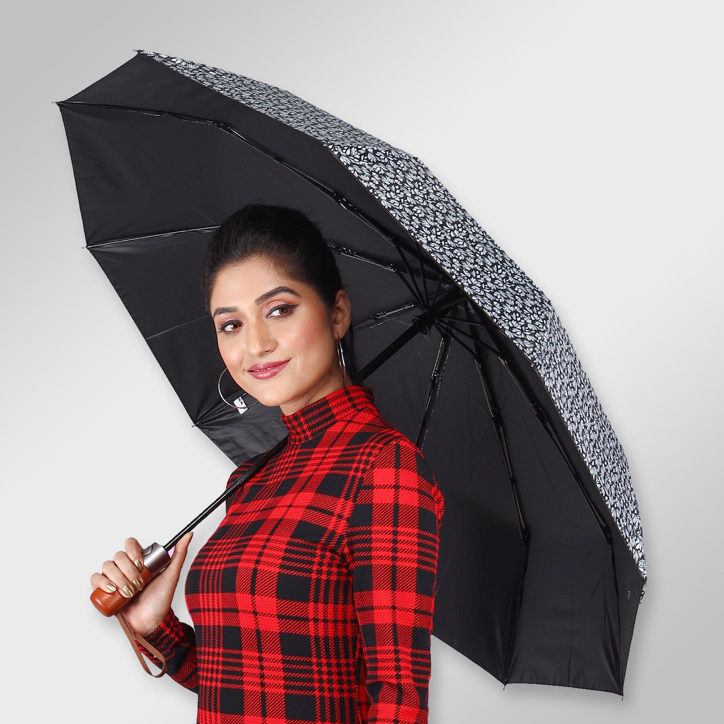 SARA (Mono-Black) | Automatic Open 4-Fold Umbrella – Elegant Handle & Floral Design