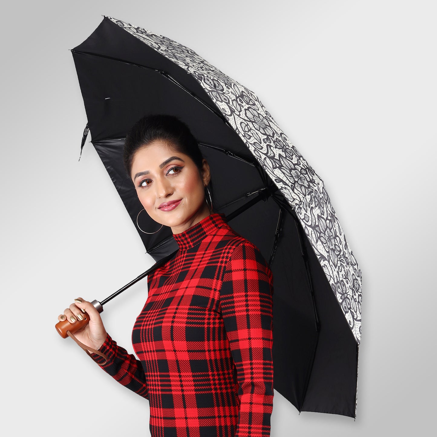 SARA (Mono-Black) | Automatic Open 4-Fold Umbrella – Elegant Handle & Floral Design
